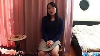 Cô gái điếm Nhật Bản có kinh nghiệm sex vl xxx Koda Riri cho biết người yêu của cô ấy mời bạn bè của cô ấy tham gia cùng họ. Đầu tiên cô ấy cưỡi trên vòi của một người, thổi kèn cho người khác, làm việc cho người khác và tất cả kiêm trên ngực của cô ấy.